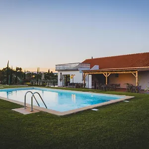 With Pool & Garden Frühstückspension